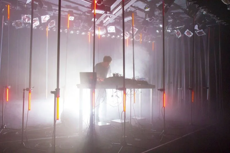 Feldermelder plays Erratic, Installation by Encor